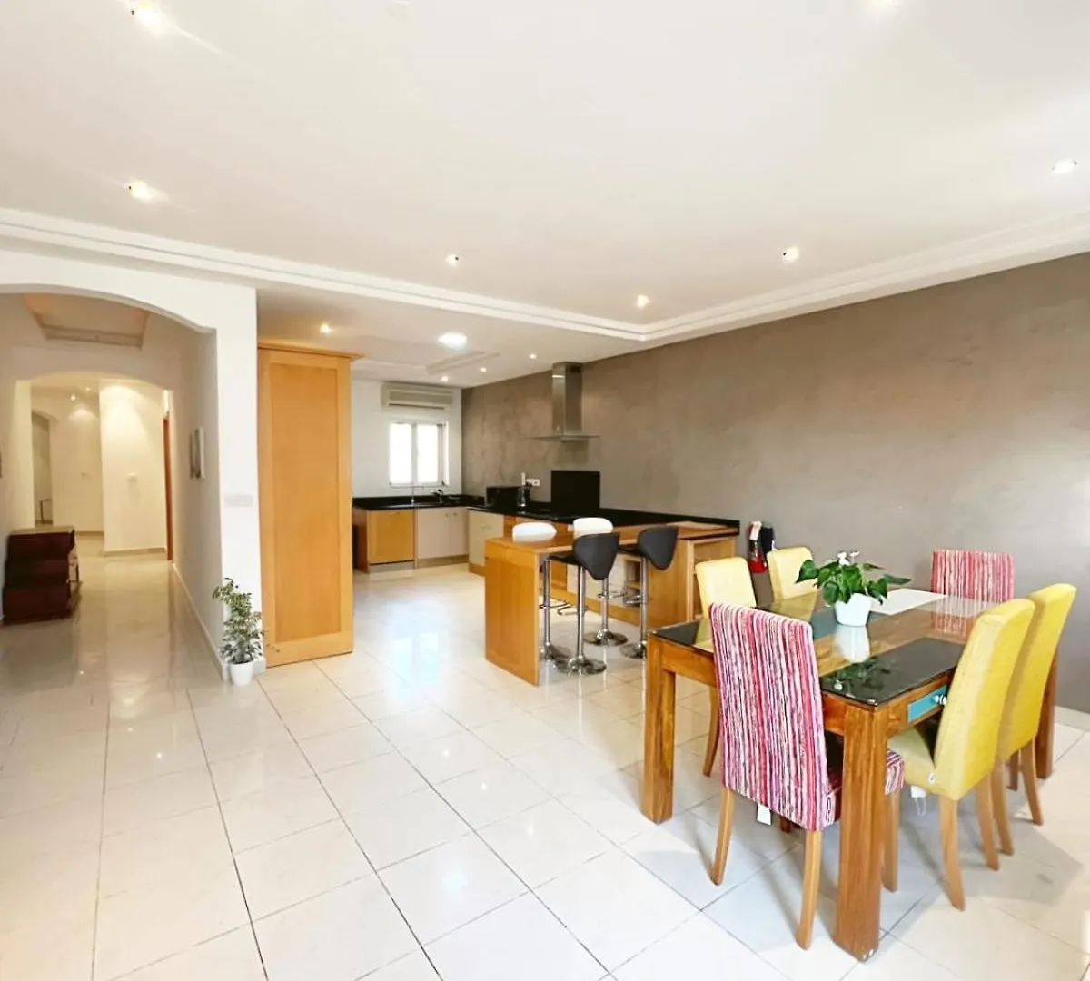 Επικοινωνία με το Spacious 4-Bedroom Apartment With Sea View